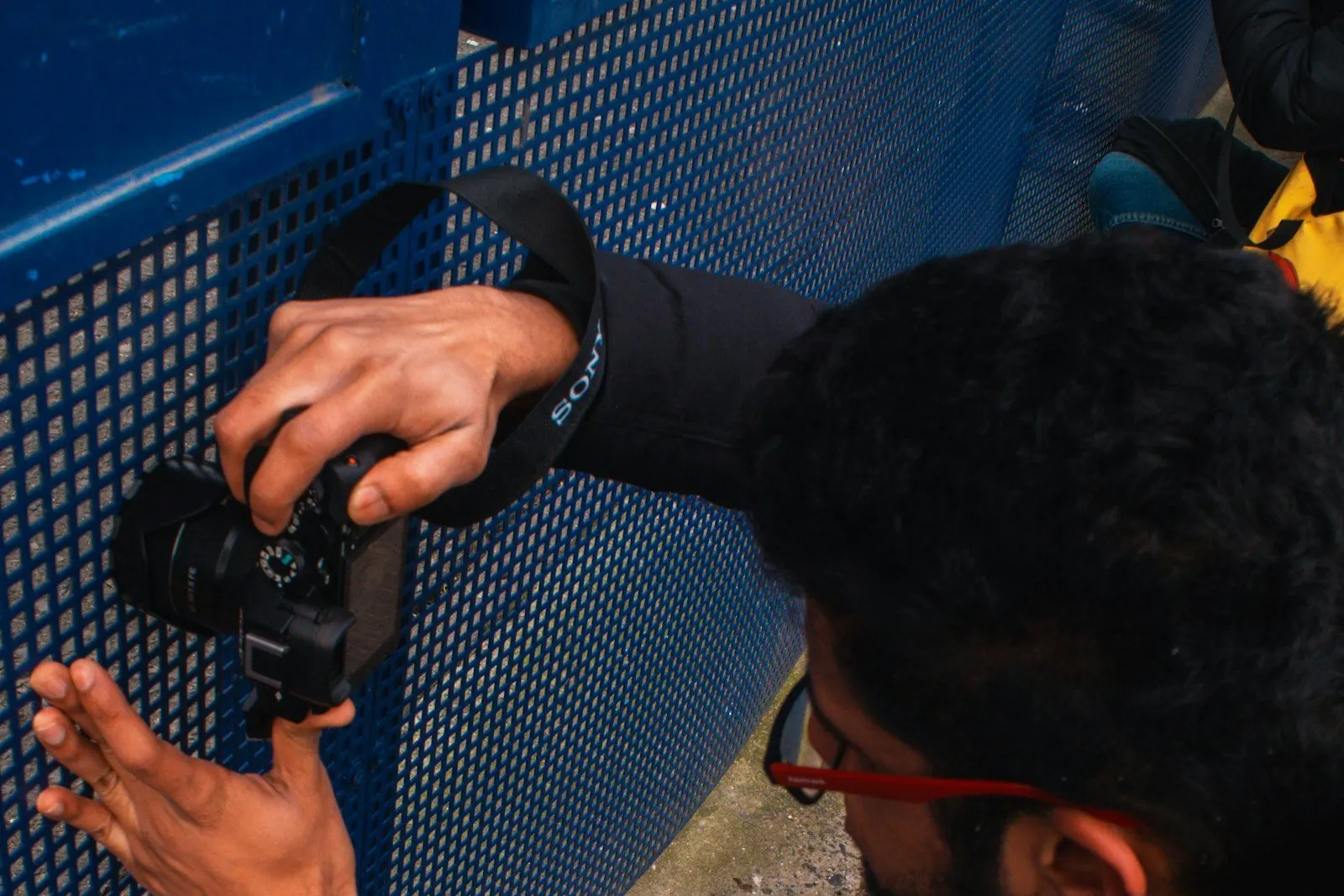 Técnico instalando una cámara de seguridad