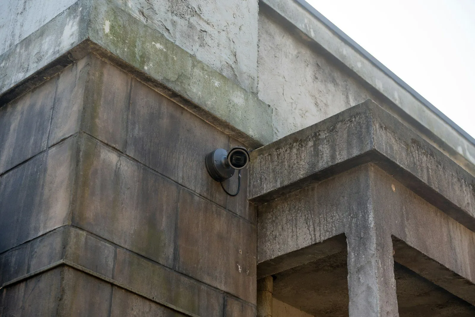 Cámara de seguridad instalada en un exterior