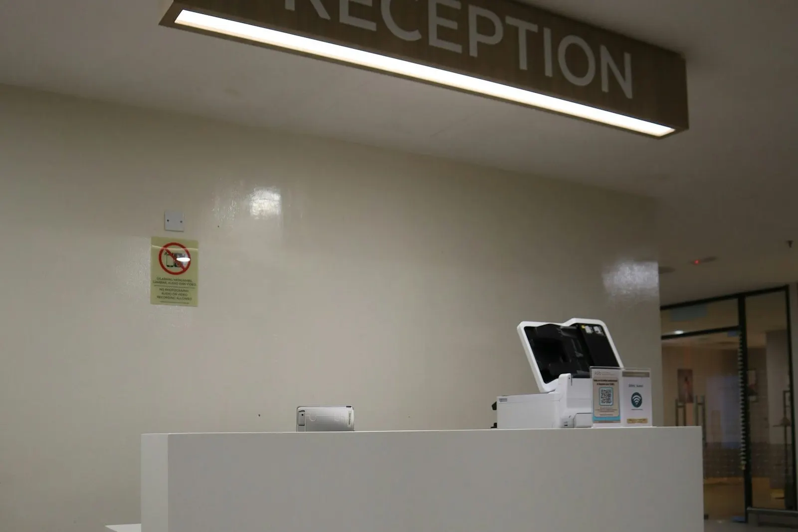 Oficina de atención con mostrador