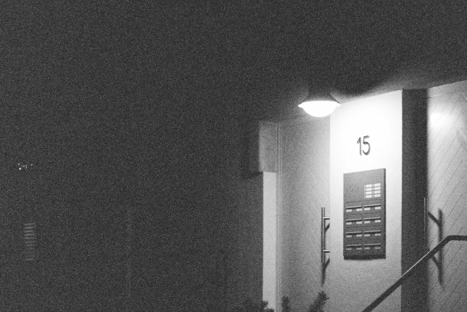 Entrada de un edificio con su panel de intercomunicador