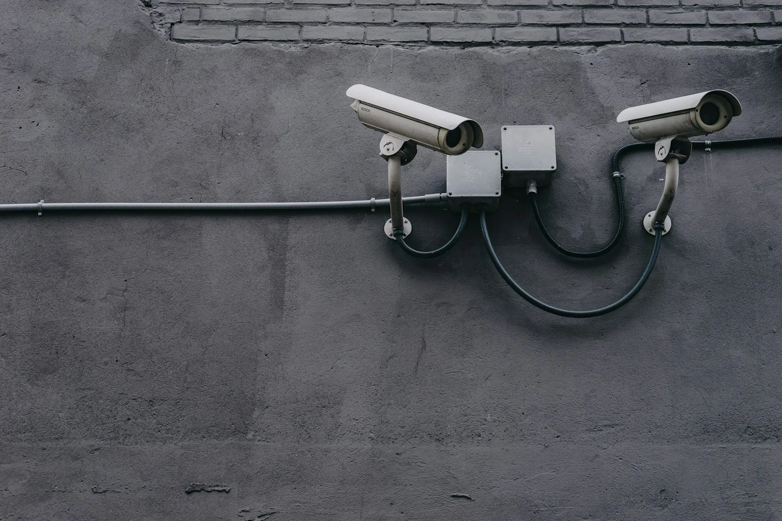 Dos cámaras instaladas en una pared exterior