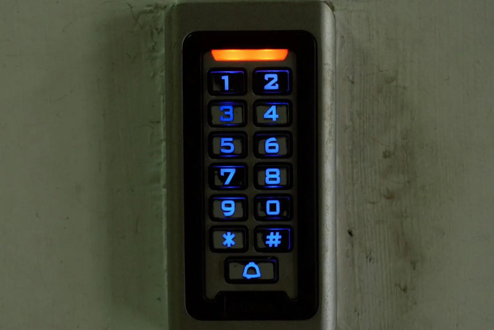 Teclado de control de acceso junto a una puerta