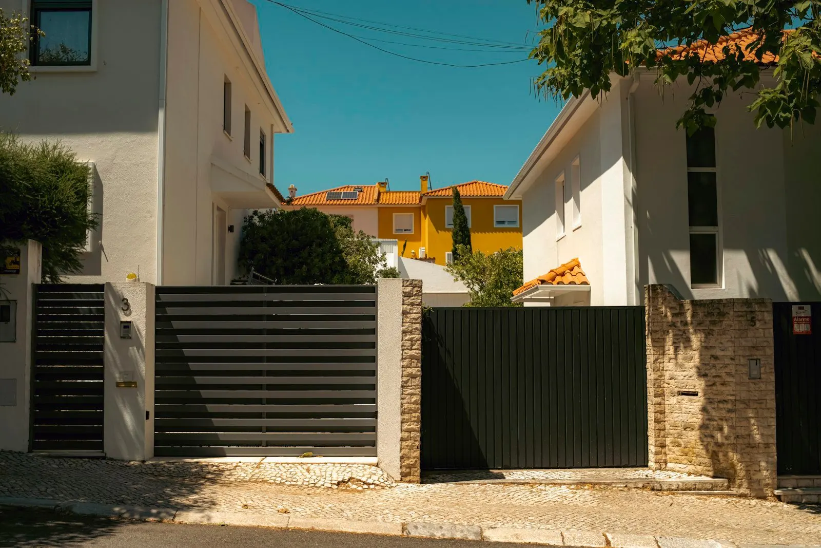 Portón de acceso en la entrada de una casa